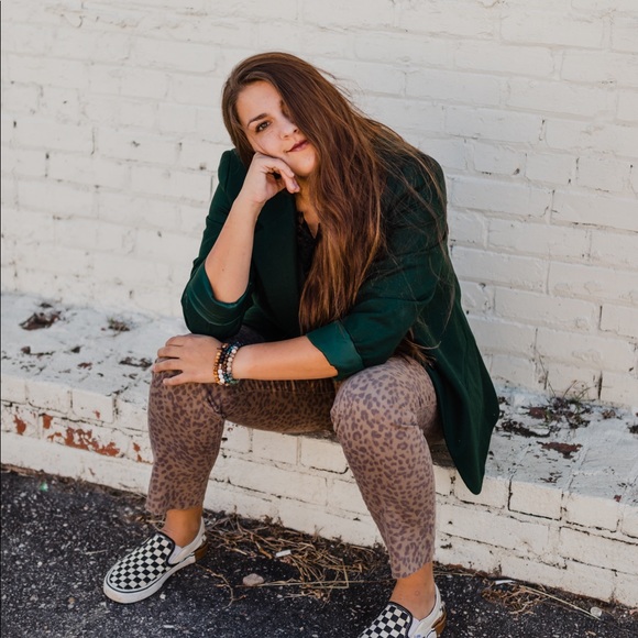 Meet your Posher, Taylor - Picture 3 of 5